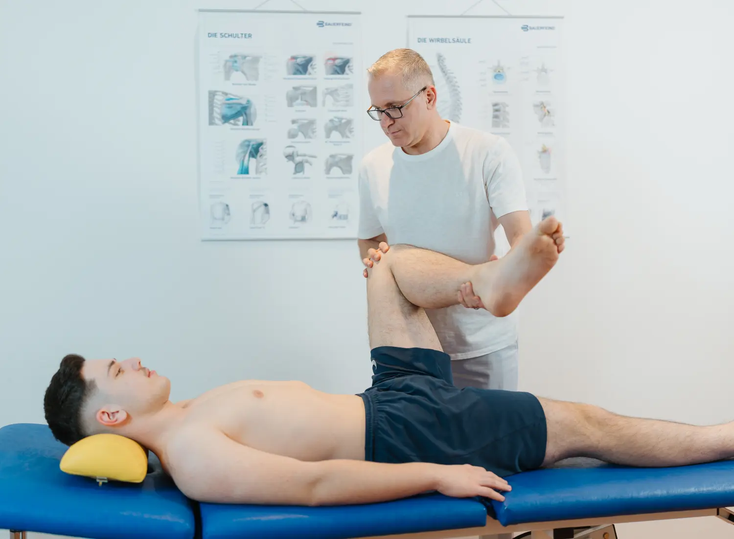Metush Qorrolli untersucht den Patienten von Schmerzpraxis Qorrolli 