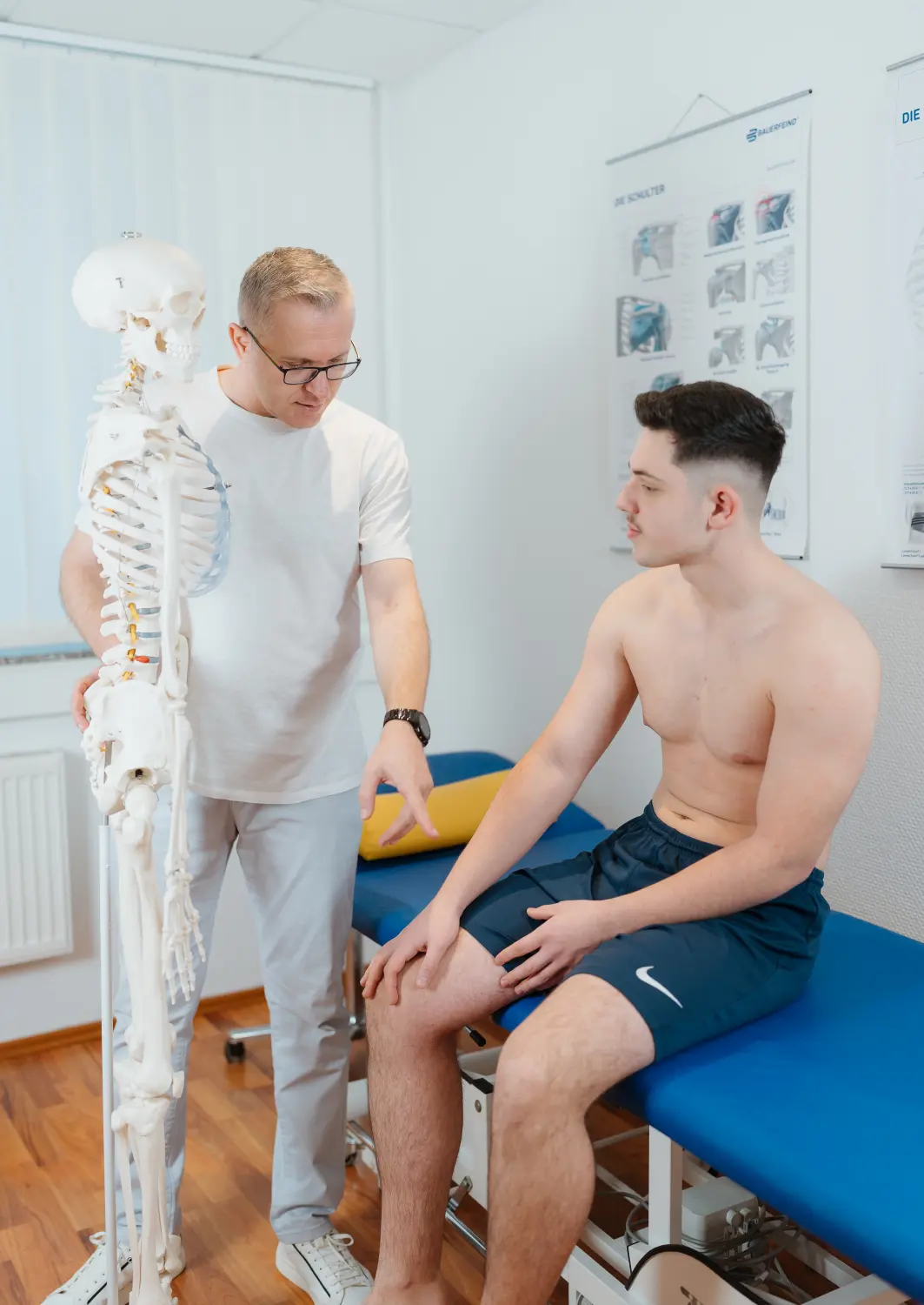 Metush Qorrolli untersucht den Patienten von Schmerzpraxis Qorrolli 