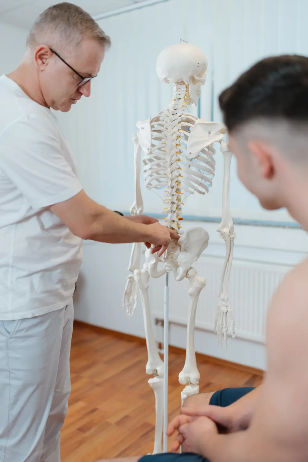 Metush Qorrolli untersucht den Patienten von Schmerzpraxis Qorrolli 