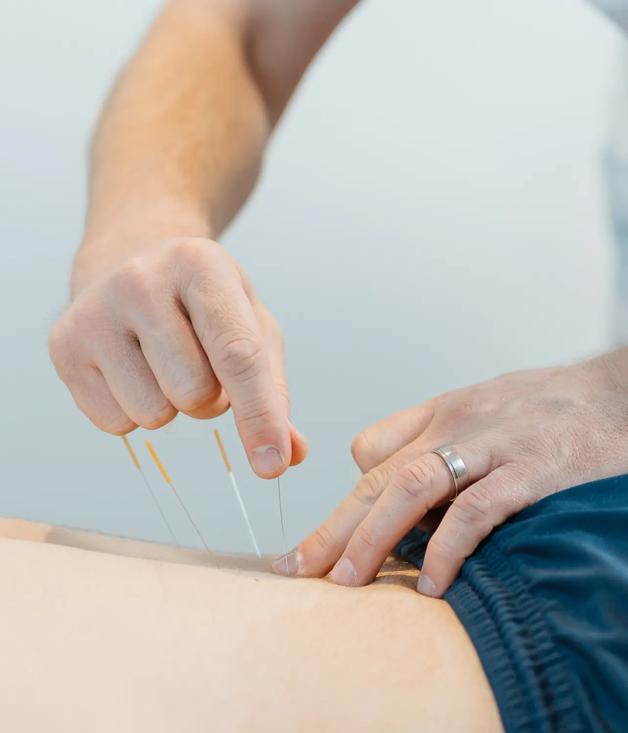 Metush Qorrolli untersucht den Patienten von Schmerzpraxis Qorrolli 
