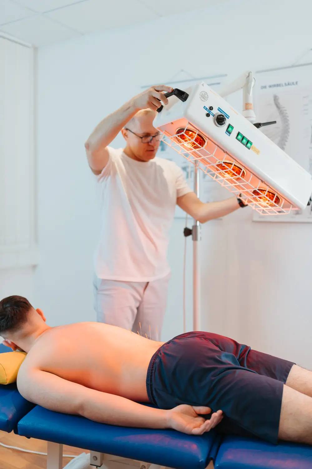 Metush Qorrolli untersucht den Patienten von Schmerzpraxis Qorrolli 