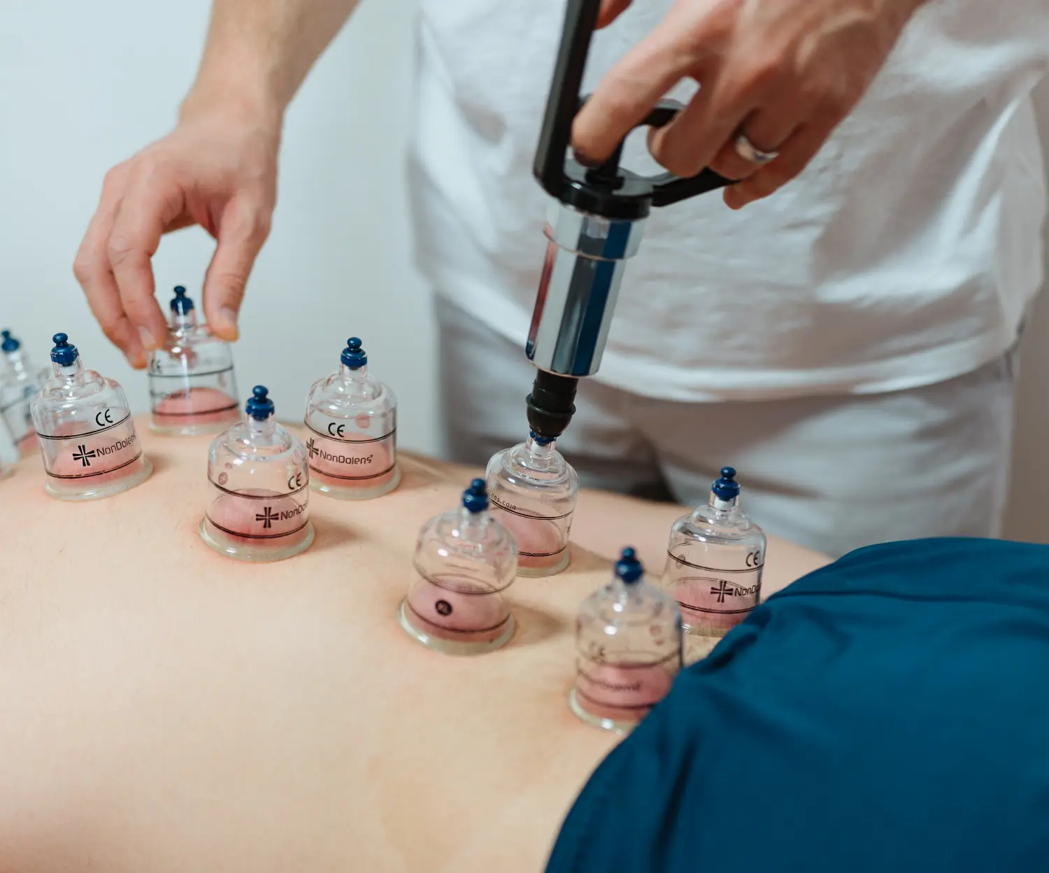 Metush Qorrolli untersucht den Patienten von Schmerzpraxis Qorrolli 